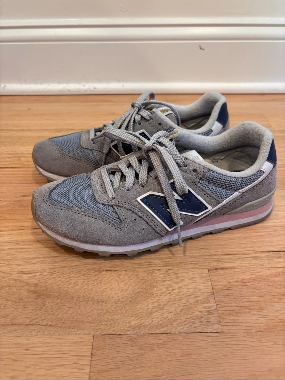 New Balance 996 sneakers in a grey, blue, and pink colorway size 6.5